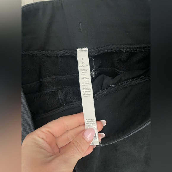 Lululemon black cuffed bottom joggers, size 6 - Picture 4 of 5